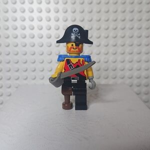 LEGO Pirate Captain (Peg Leg, Shirt Knife) Minifigure - Pirates